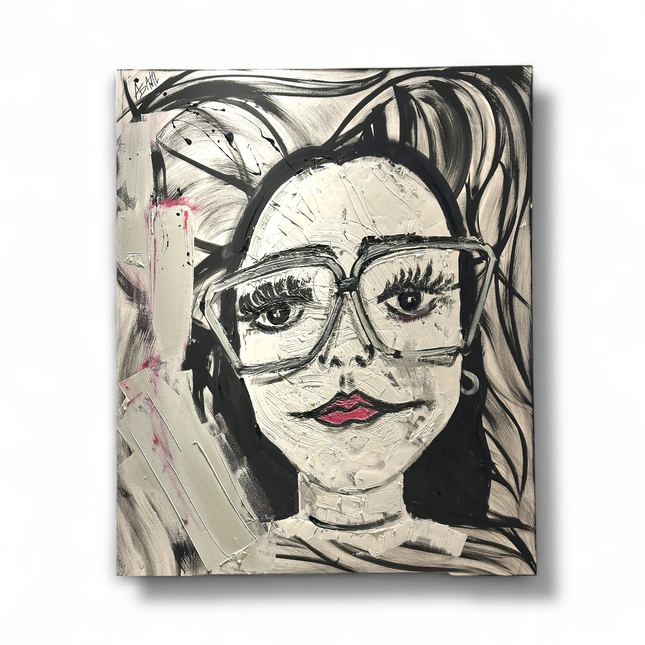 ESTOS | 100 × 130 cm | Retrato expresivo con técnica de relieve y trazos marcados en blanco, negro y detalles rosados. El uso de pasta genera textura y volumen, mientras que los grandes lentes y la mirada frontal otorgan personalidad a la pieza. Ideal para espacios contemporáneos con carácter.