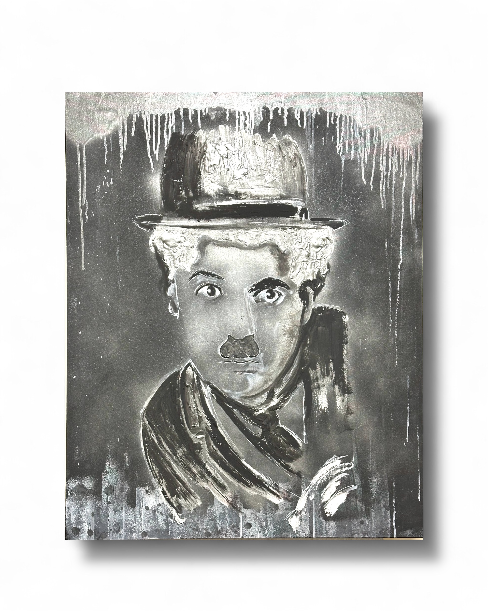 CHARLES CHAPLIN | Obra tridimensional con relieve que rinde homenaje a Chaplin, capturando su esencia icónica.
 Las texturas elevan su figura, invitando a sentir cada detalle con profundidad.
 Una pieza que mezcla arte y nostalgia, suspendida entre sombra y luz.
 Personalizada y única, revela la personalidad y el humor del gran maestro del cine.
 Ideal para espacios donde el arte cuenta historias.