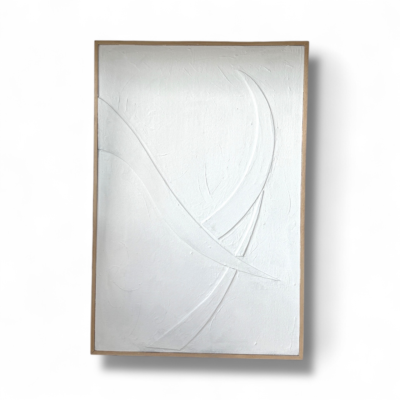 BLANCO EN RELIEVES | Obras de 60 x 90 cm que celebran la pureza del blanco en su máxima expresión.
 Una sutil textura recorre la superficie, aportando delicadeza sin quitarle fuerza.
 El marco de kiri natural acompaña con calidez, realzando la frescura de cada pieza.
 Con luz propia, estas obras iluminan el espacio sin imponerse.
 Ideales para ambientes serenos, donde el arte respira con elegancia.
 Minimalismo que abraza y transforma.