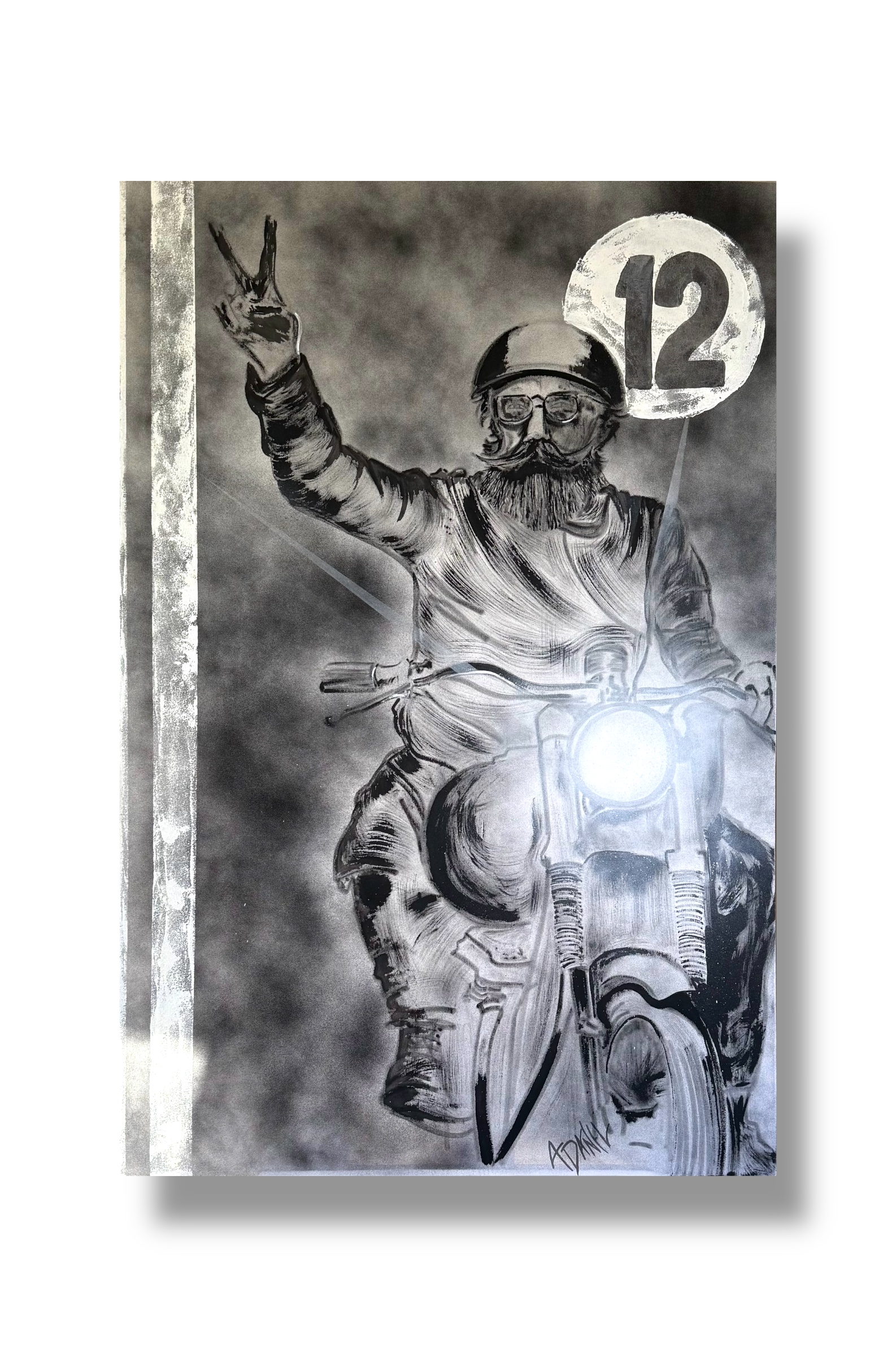RIDE ON | 150 × 100 cm | Obra de gran formato realizada en una paleta monocromática, con detalles en blanco metálico que aportan profundidad y contraste. La figura central es un motociclista captado en movimiento, transmitiendo una sensación de libertad y actitud.