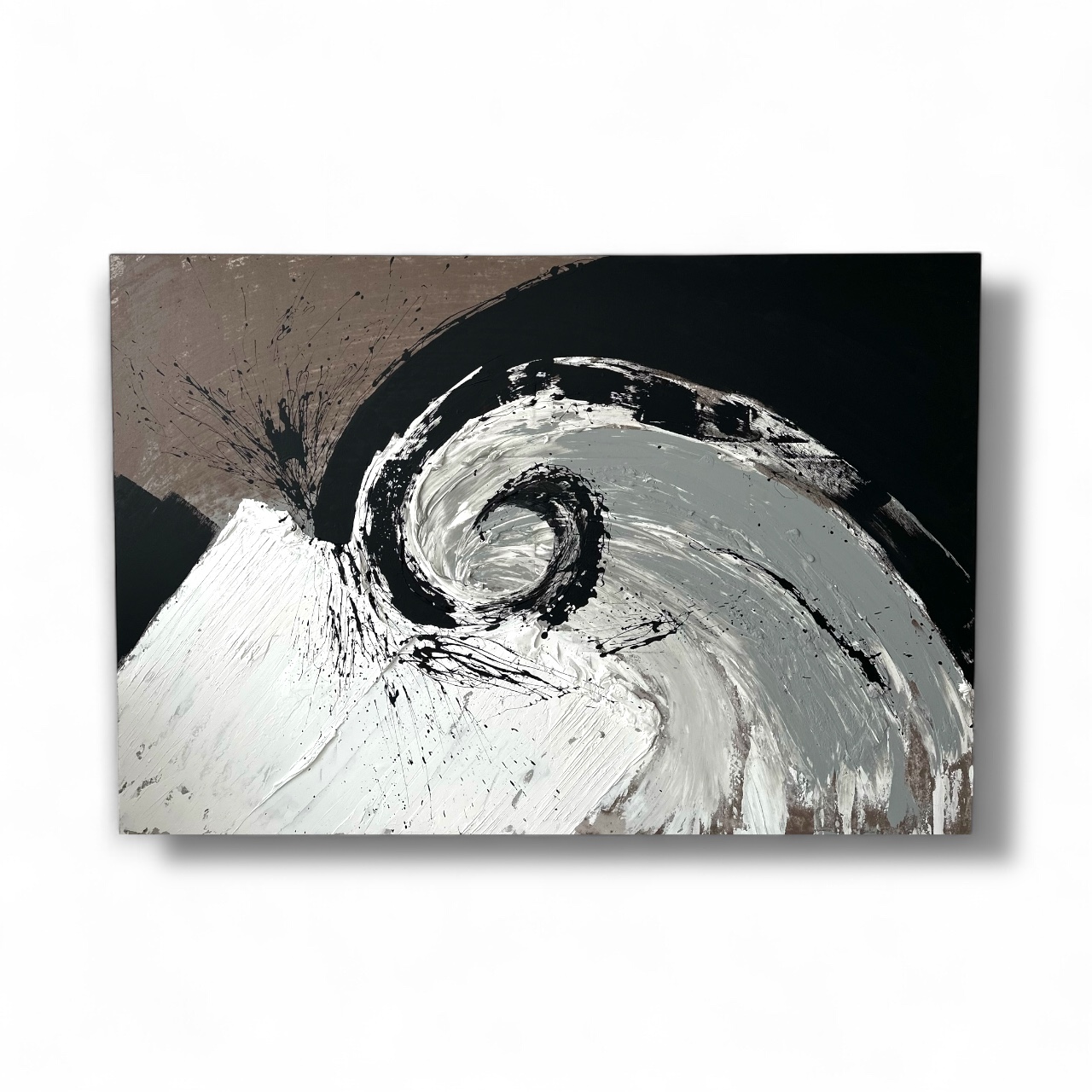 TORNADO | Enduido plástico y látex sobre lienzo
| 150 × 230 cm | Las curvas de esta obra parecen cobrar vida propia, girando en un movimiento hipnótico que forma un vórtice envolvente. Los trazos, dinámicos y cargados de energía, parecen bailar y superponerse con naturalidad, creando una sensación de profundidad y fluidez.